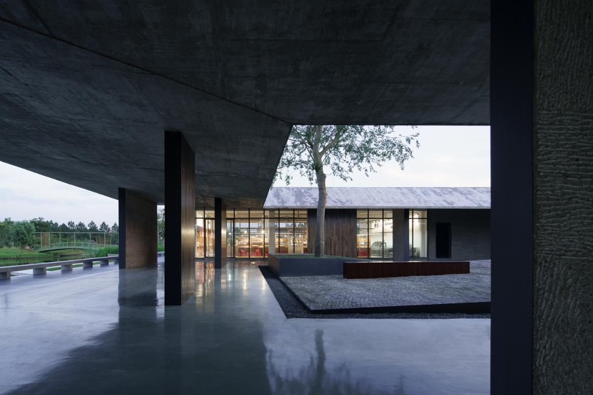 17.“榆樹庭”與“湖岸邊”形成的長(zhǎng)卷.jpg 17.“榆樹庭”與“湖岸邊”形成的長(zhǎng)卷.jpg