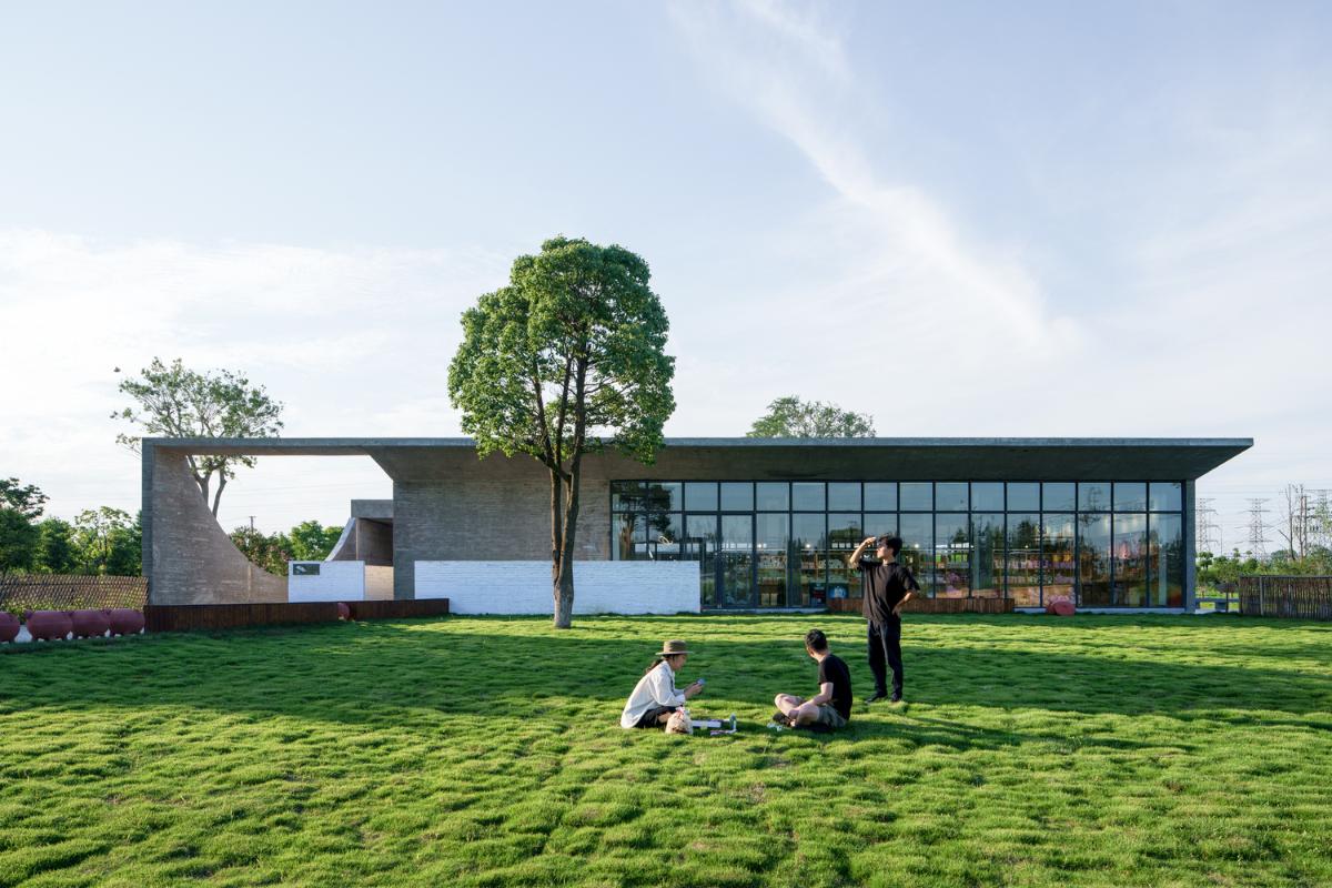 3.建筑南立面及草地.jpg 3.建筑南立面及草地.jpg