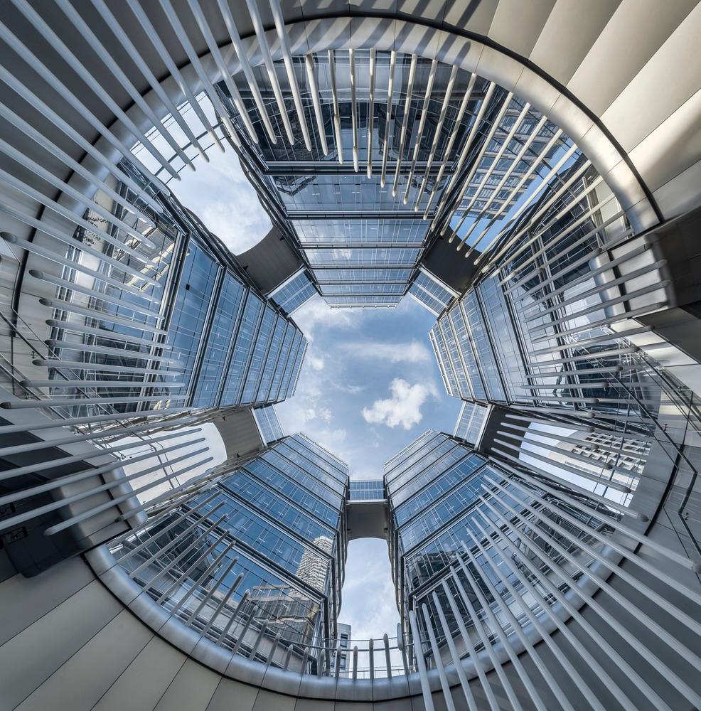 從下沉廣場仰望五棟環(huán)抱的型體?姚力.jpg 從下沉廣場仰望五棟環(huán)抱的型體?姚力.jpg