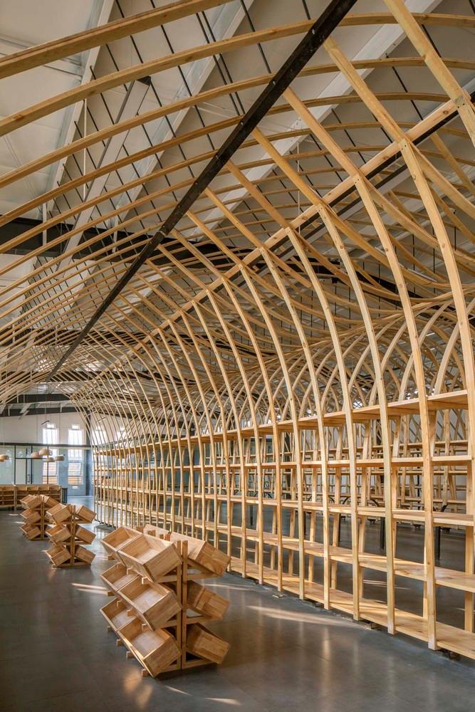 未擺放產(chǎn)品的南側(cè)貨架.jpg 未擺放產(chǎn)品的南側(cè)貨架.jpg