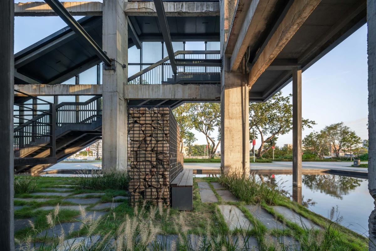 Introductory_view_-_to_an_unknown_view.jpg Introductory_view_-_to_an_unknown_view.jpg