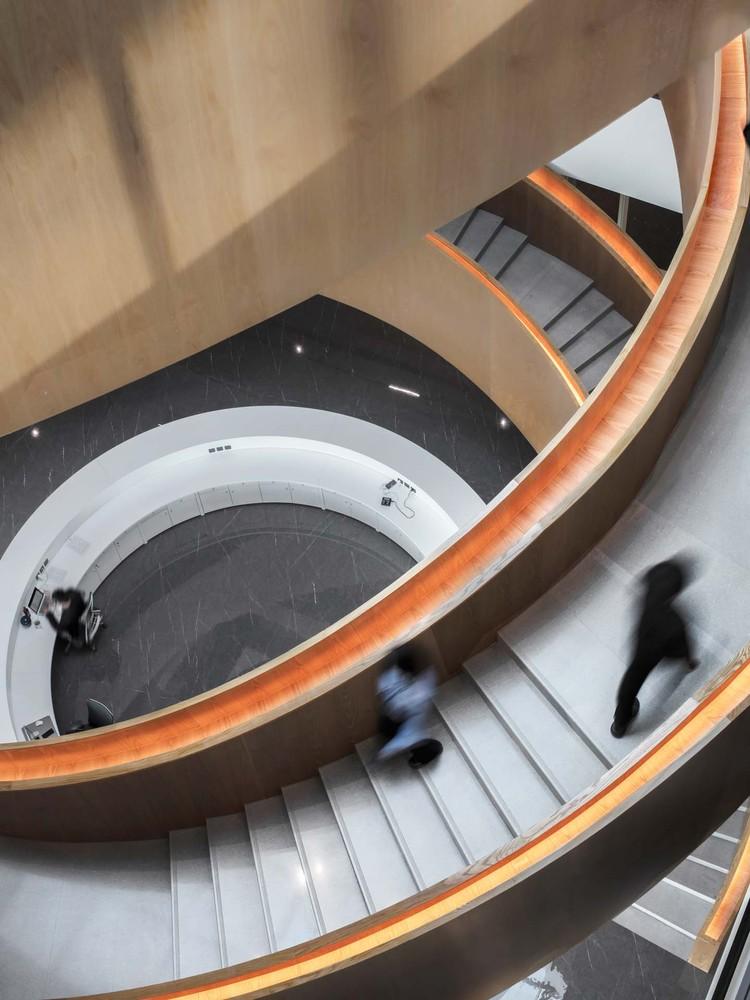 3__樓梯從前臺開始旋轉而上Stairs_start_to_spiral_up_from_the_reception_area?Sam.jpg 3__樓梯從前臺開始旋轉而上Stairs_start_to_spiral_up_from_the_reception_area?Sam.jpg